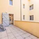 Avec Deux Chambres. *