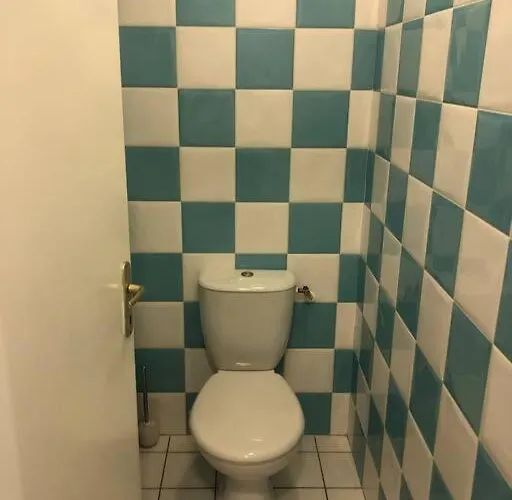 Avec Deux Chambres. *