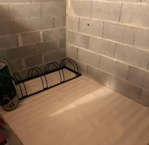 Avec Deux Chambres. *