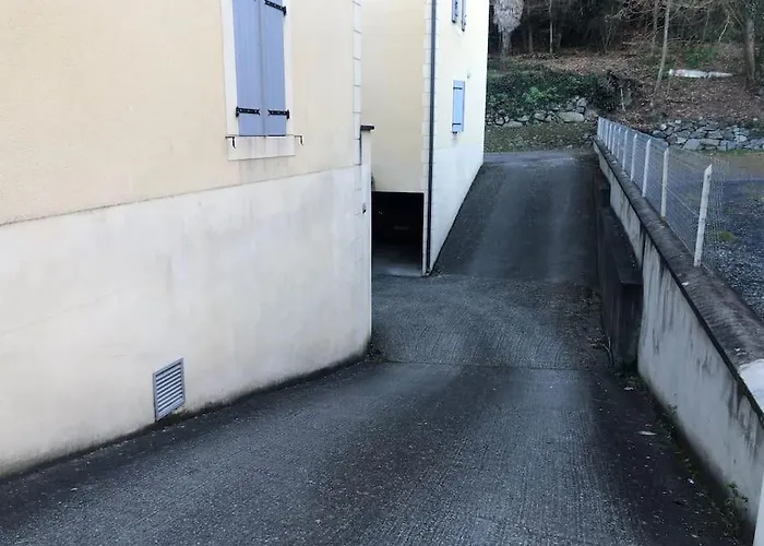 Avec Deux Chambres. *