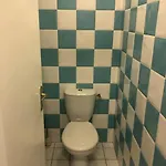 Avec Deux Chambres. *