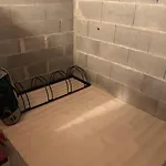 Avec Deux Chambres. *