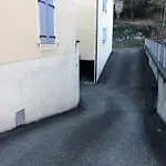 Avec Deux Chambres. *