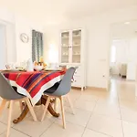 Avec Deux Chambres. *