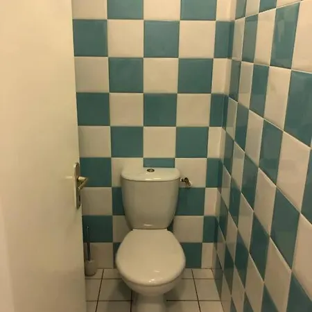 Avec Deux Chambres. *