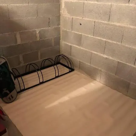 Avec Deux Chambres. *