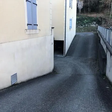 Avec Deux Chambres. *