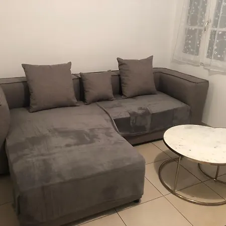 Avec Deux Chambres. *