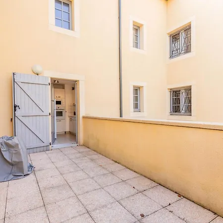 Avec Deux Chambres. *