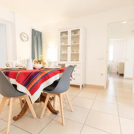 Avec Deux Chambres. *