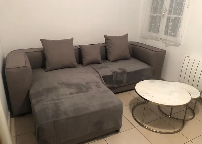 Avec Deux Chambres. *