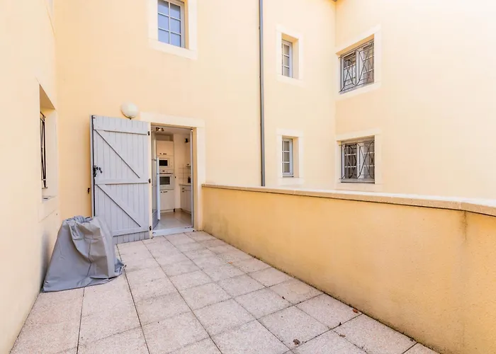 Avec Deux Chambres. *