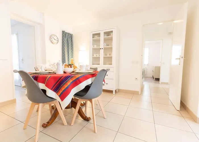 Avec Deux Chambres. *